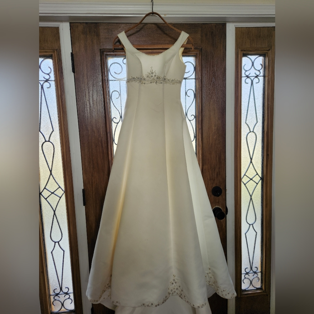 Casablanca elegant Ivory Wedding Gown with Embellishments sz 6